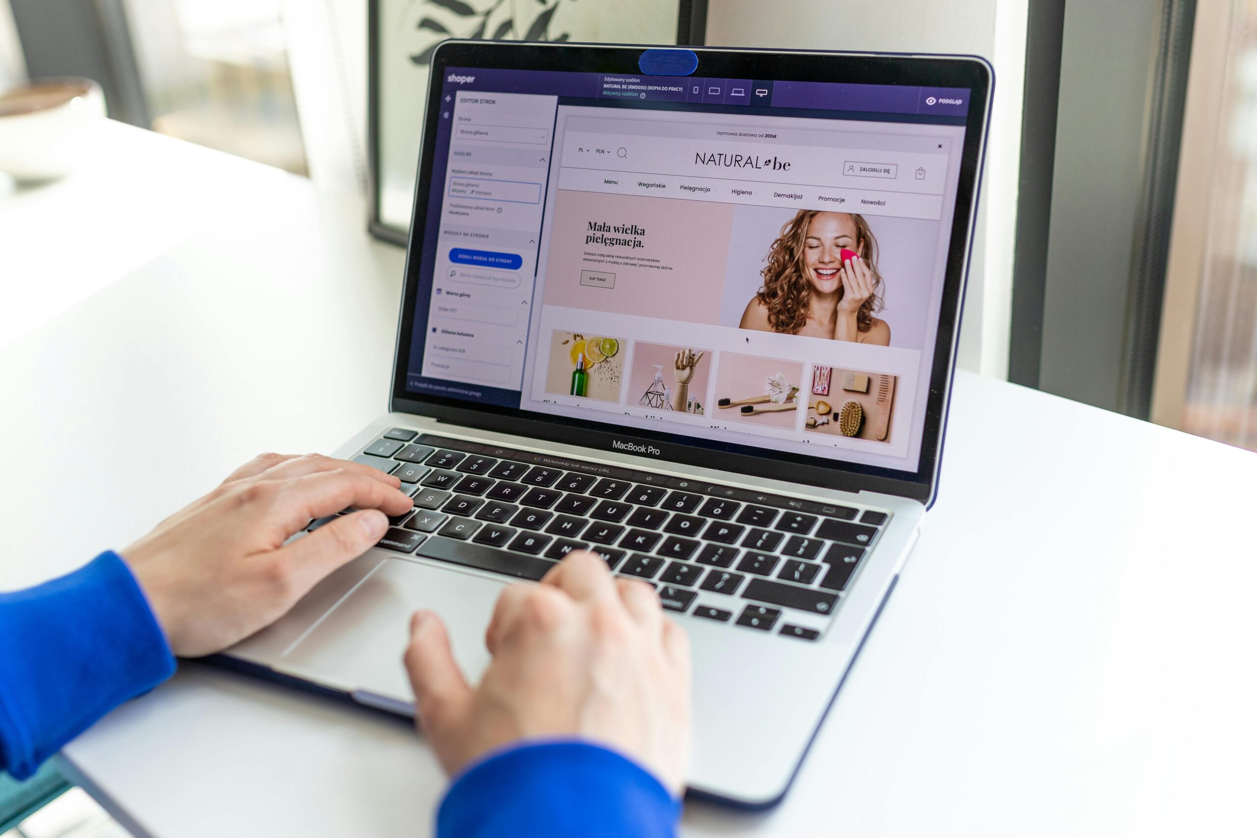 free photo of laptop z otwartym edytorem graficznym szablonu sklepu internetowego shoper scaledjpeg | Day by Day Digital reviewing website portfolio