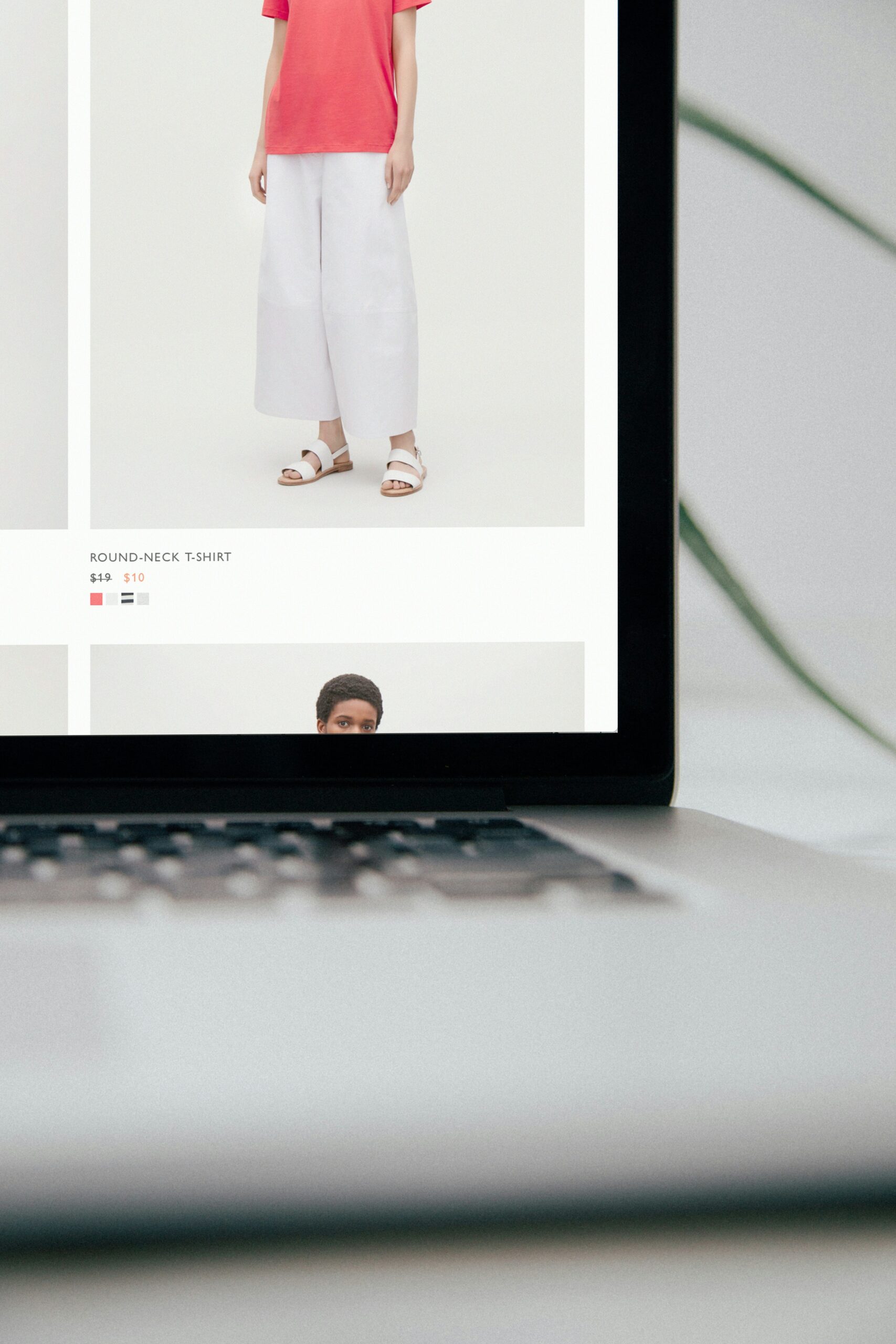 A laptop screen displays an online fashion store with a visible price markdown, highlighting how a simplified, clear interface encourages faster checkout and reduces cart abandonment. | Day by Day Digital A laptop screen displays an online fashion store with a visible price markdown, highlighting how a simplified, clear interface encourages faster checkout and reduces cart abandonment.