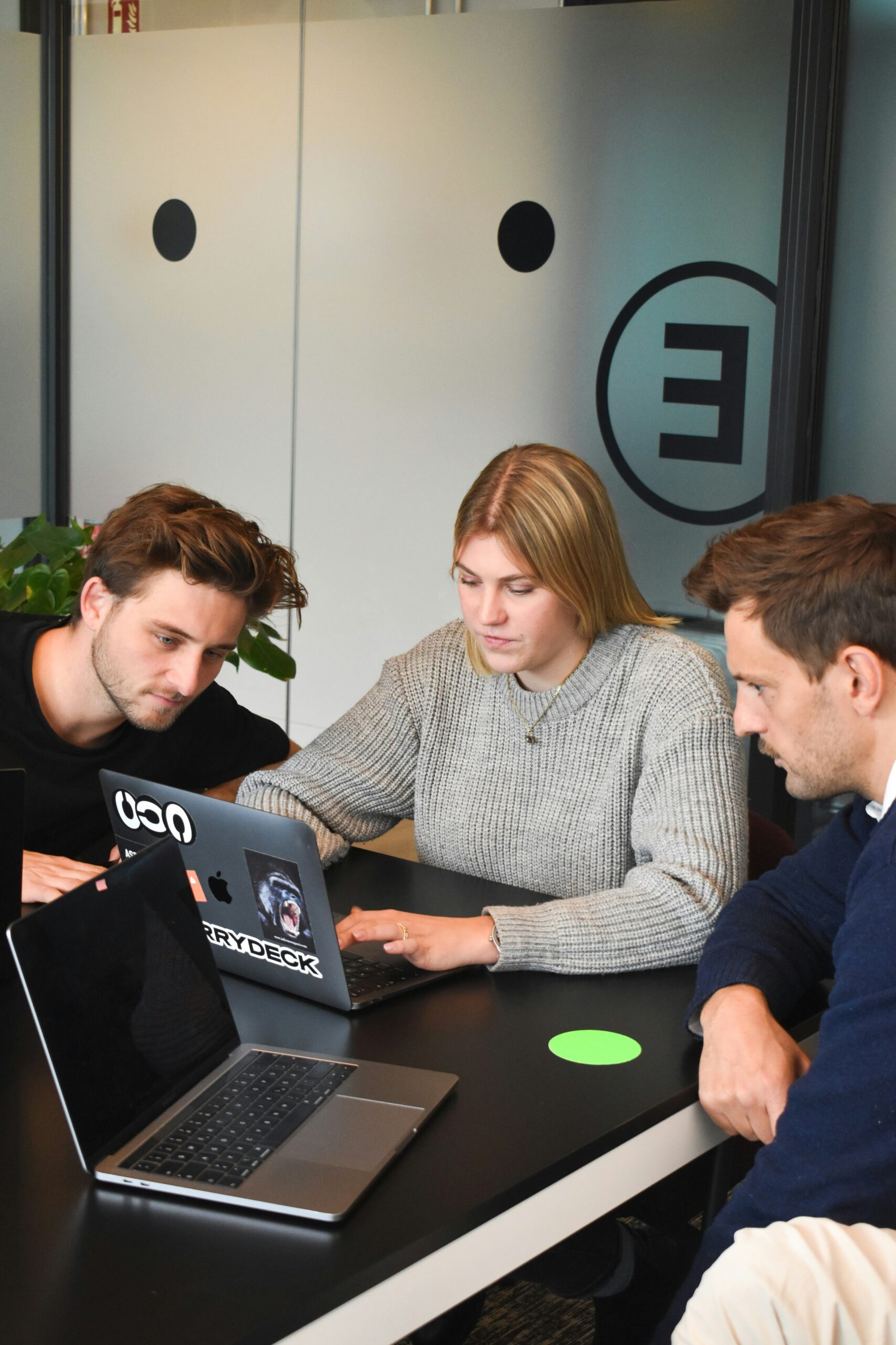 A focused team collaborates around a laptop, exploring strategic techniques to secure high-quality backlinks that drive SEO performance and online visibility. | Day by Day Digital A focused team collaborates around a laptop, exploring strategic techniques to secure high-quality backlinks that drive SEO performance and online visibility.